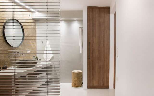 Pebble Luxury Suite by the Sea