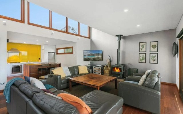 CARMELONE Gerroa 4pm check out on Sundays