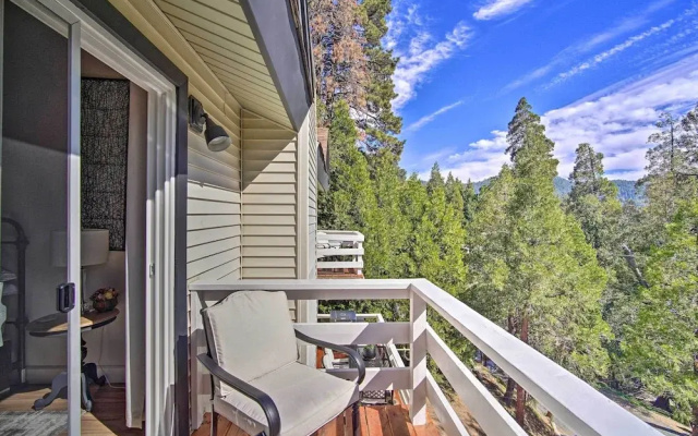 Picturesque Cabin: 2 Balconies, Walk to Lake!