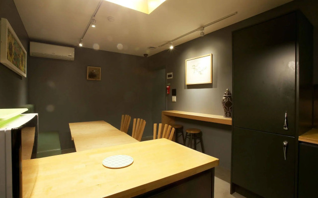 KOTEL YAJA sadang art gallery