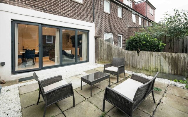 Charming 2-bed House in Central