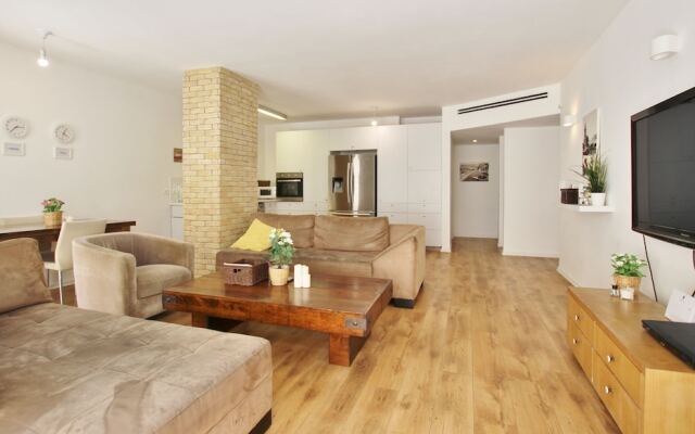 Amazing 3 Bedroom Garden Apartment near Gordon Beach