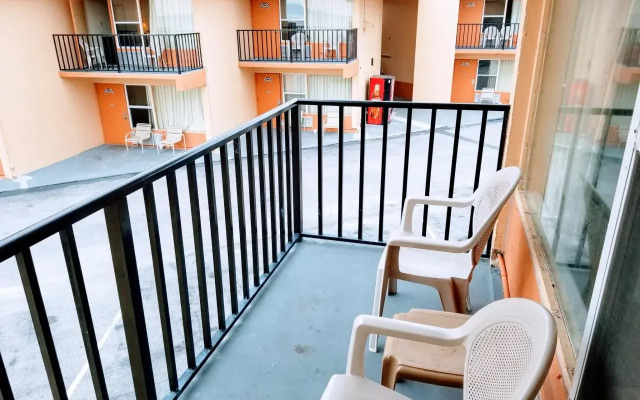 Grand Prix Motel on the Beach