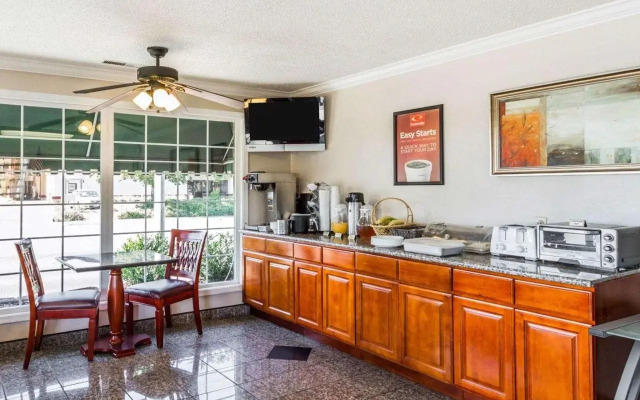 Econo Lodge Woodland near I-5