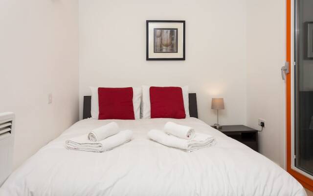 2 Bedroom Flat in Limehouse Sleeps 4 Guests