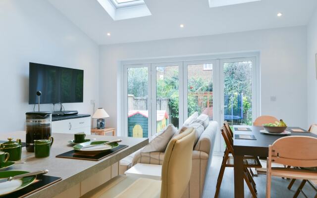 Enchanting Earlsfield Home by Wimbledon Park
