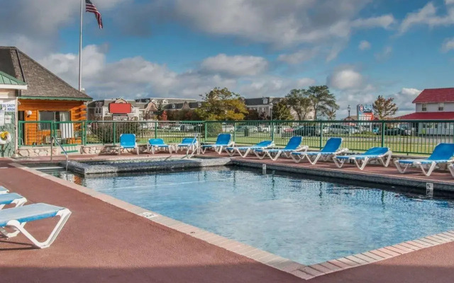 Econo Lodge Mackinaw City