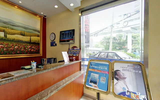 World Smart Hotel (Shanghai University of Finance and Economics Dabaishu Subway Station)