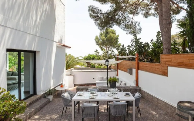 Moderna villa con piscina y amplio jardín