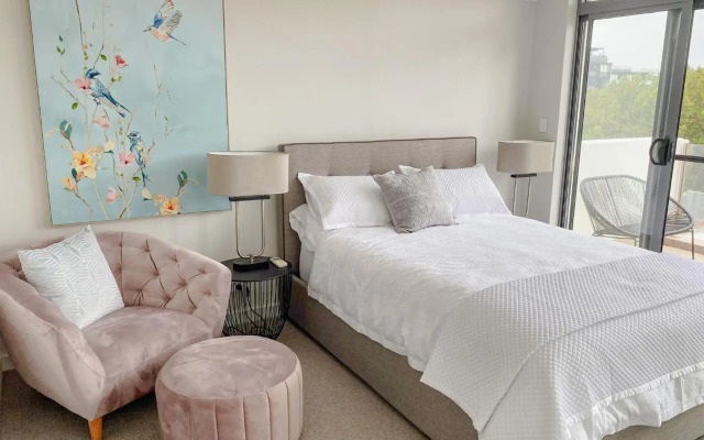 Crows Nest - Executive Penthouse - 3 Bedroom- 5km to City