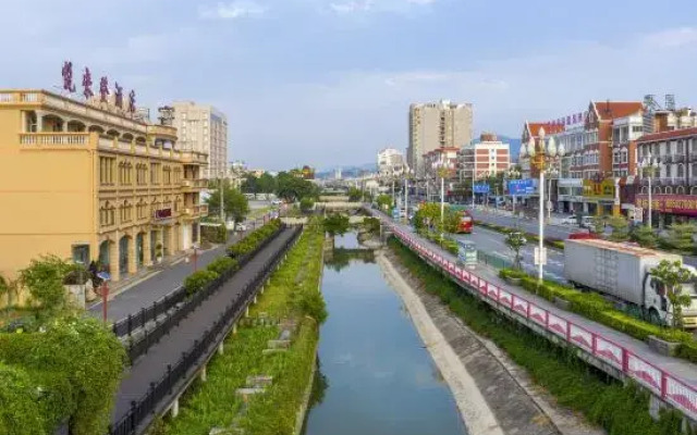 Longhai Yuelaiden Hotel