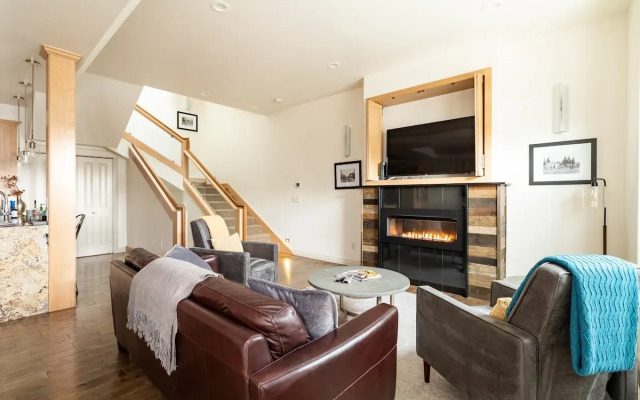 Rooftop Deck Walk to River Downtown Fire pit