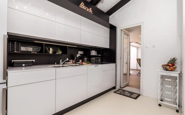 Awesome Home in Lopar with Hot Tub, WiFi & 2 Bedrooms