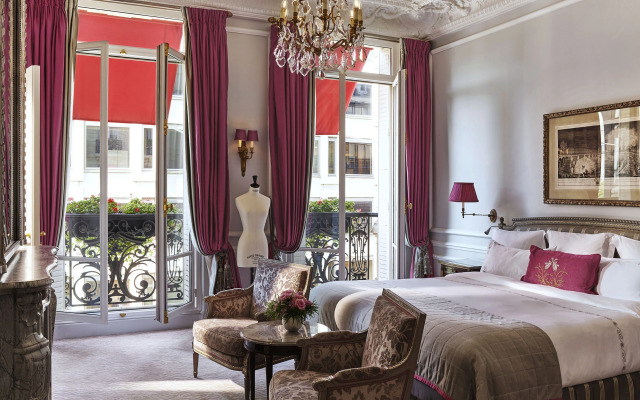 Plaza Athenee Hotel