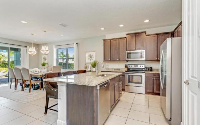 8 Bedroom Vacation Home with Pool 2114