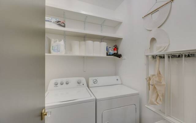 2 Mi to Downtown Austin: Family Home w/ Porch!