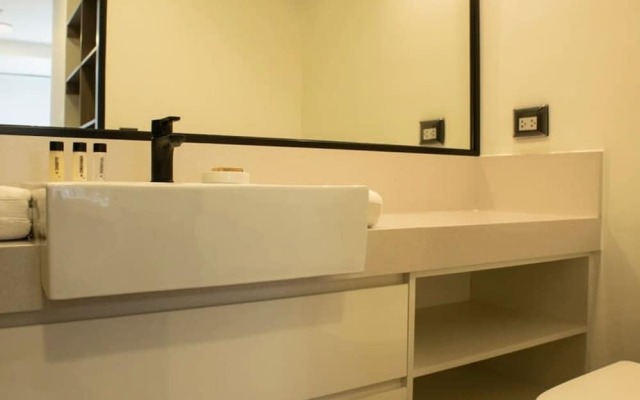 w Modern 1BR in Exclusive San Isidro