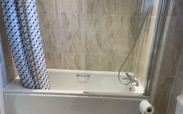 Fantastic, pet Friendly 3 Bedroom House in Bedford