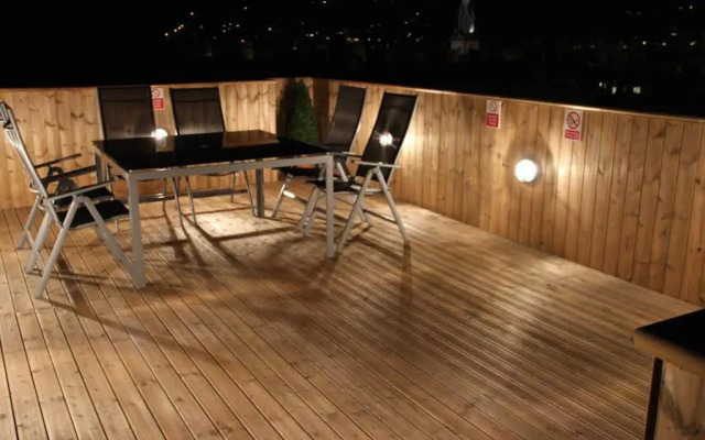 Bath Roof Terrace Apartment, City Centre, Sleeps 8