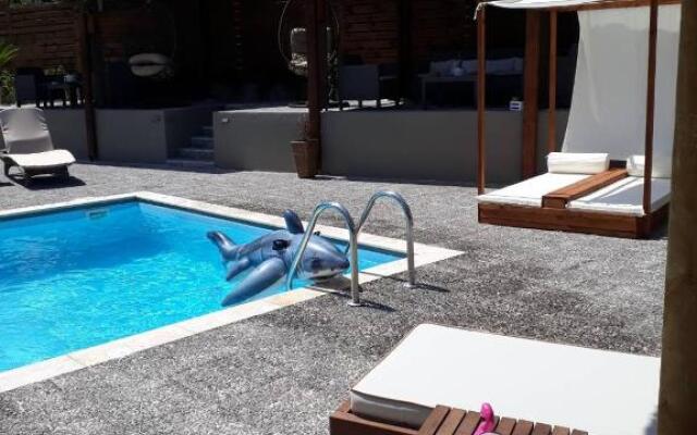 Almirikia Apartments & Rooms