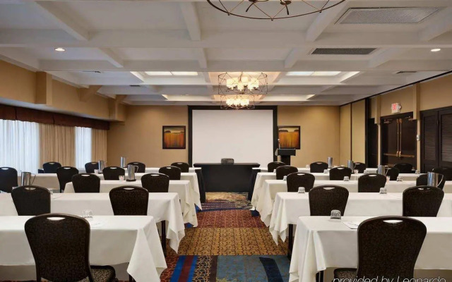 Embassy Suites Kansas City Plaza