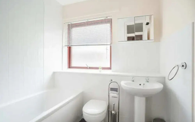 Homely 2 Bedroom House By Canary Wharf