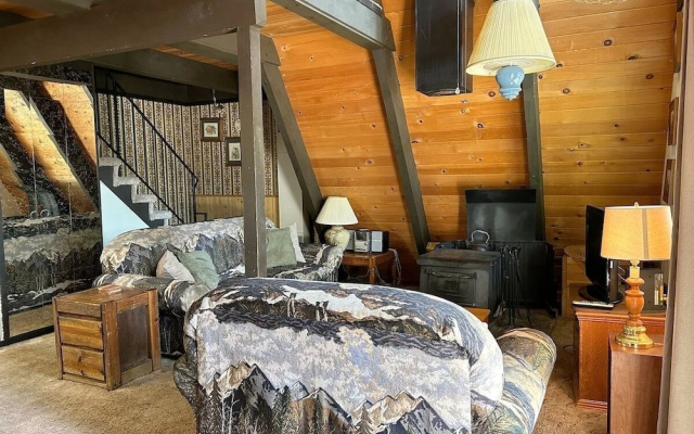 Lodgepole Chalet 3 Bedroom Home by RedAwning