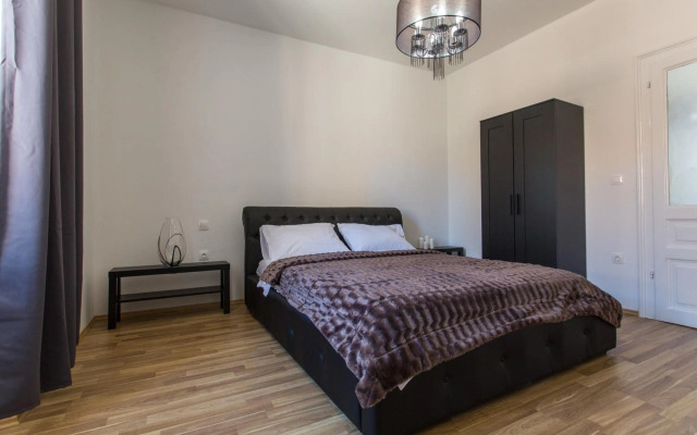 Captain Emo City Apartments