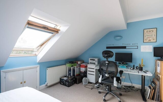 Fabulous 4BR Family Home in East London