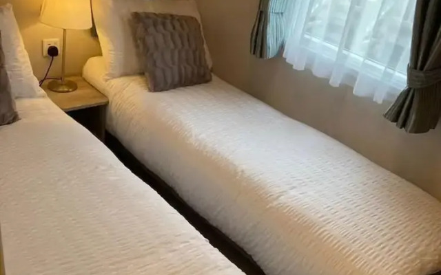 Caravan-sleep8-hottub-freep-balcony-familyfriendly