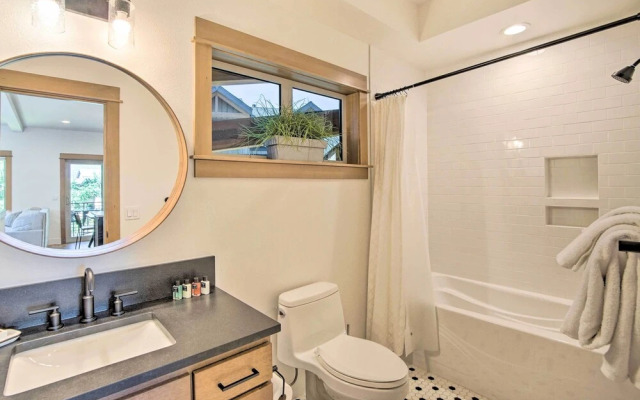 Charming Cle Elum Townhome w/ Balcony & Views