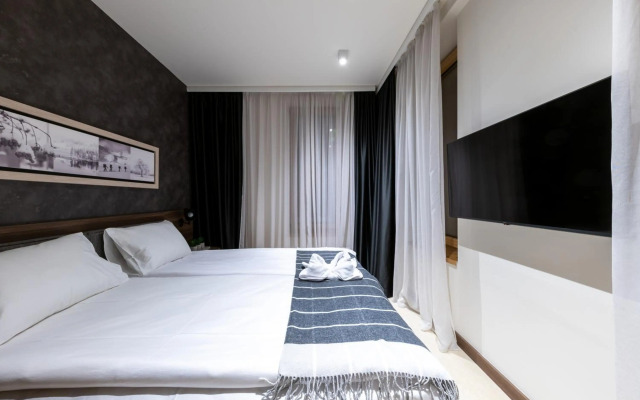 Woodside Residence 325