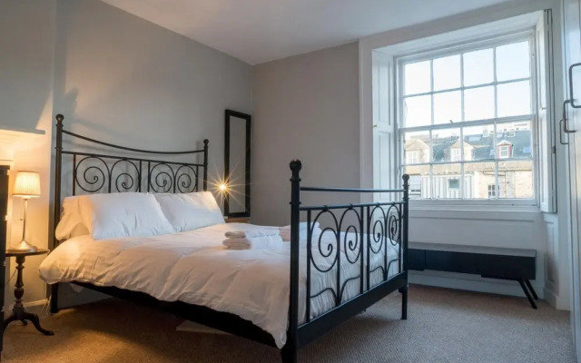 Queen St: Superb Penthouse Flat W/roof Terrace