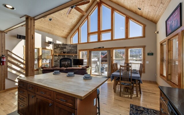 Peterson Acres 3 Bedroom Home by NW Comfy Cabins by RedAwning