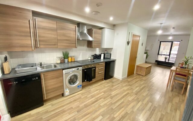 5-bed Townhouse Salford Deep Cleaned