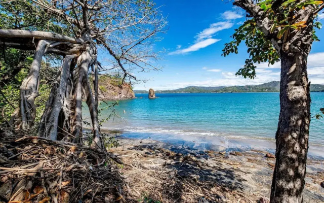 5-BD Beachfront, Ocean-View Hillside Home