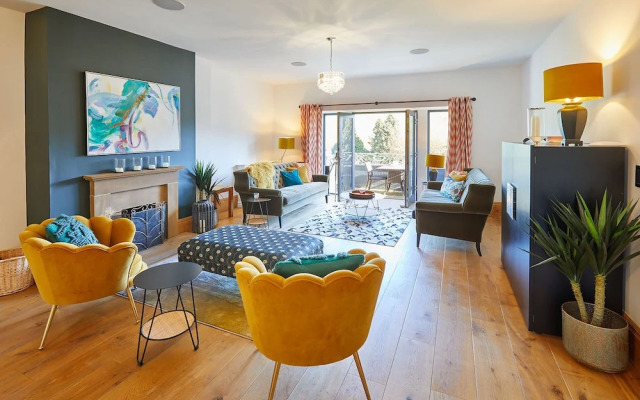 Host Stay The Lakehouse