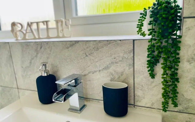 Mayfair Place - Cosy 3 Bedroom House with Free Parking