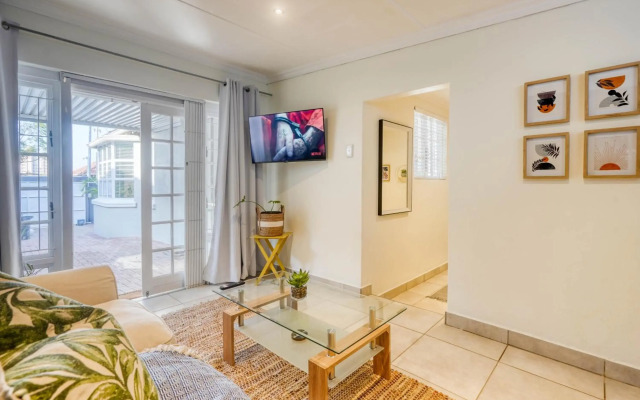 Hampton Collection - Trendy 2 Sleeper Apartment with Pool