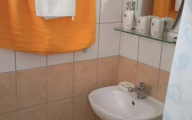 Room in Studio - Rustic and Spacious Studio by the Beach