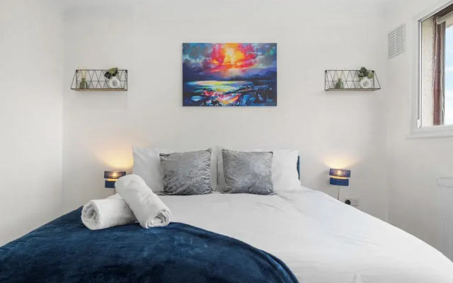 Staines House-3bed-sleeps7- Freep-close to Airport