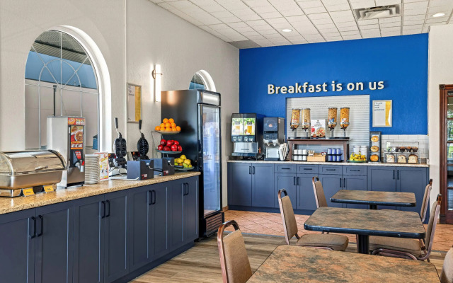 Days Inn & Suites by Wyndham Winkler