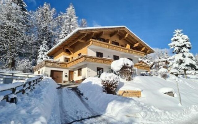 Berghaus Nockalm-Sesselliftnähe-Panoramablick