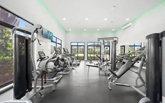 1BR Gold Coast Pools Tennis Gym Security