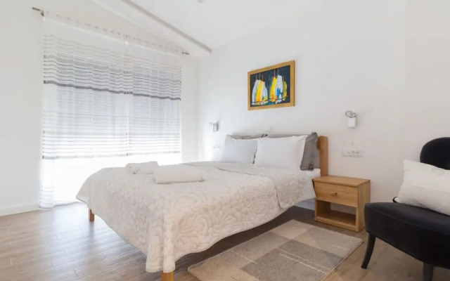 Ema With Pool & Sauna