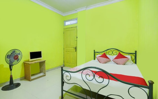 SPOT ON 91879 Emes Jaya HomestayNearSamsung Electronic Indonesia PT