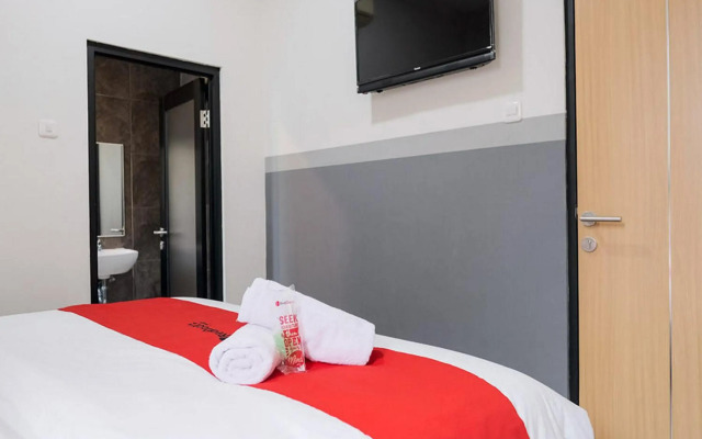 RedDoorz Near Mall Taman Anggrek