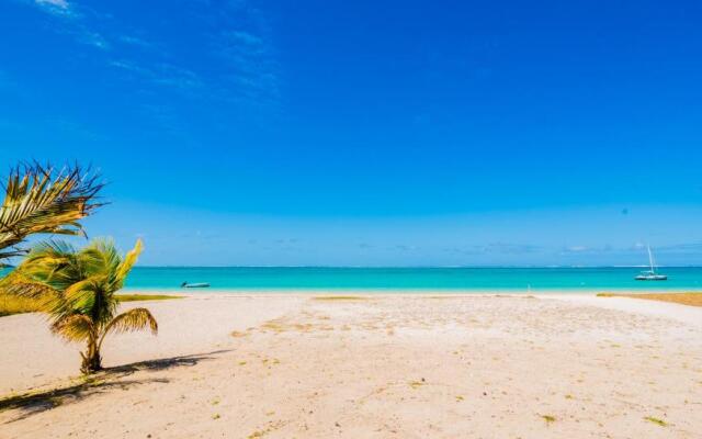 Summer Breeze - Beachfront - 3 Bedrooms Suite