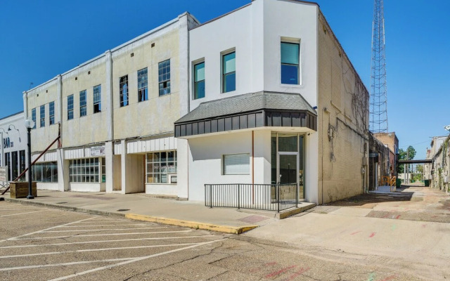 Upscale Texarkana Townhome, Walk to Downtown!