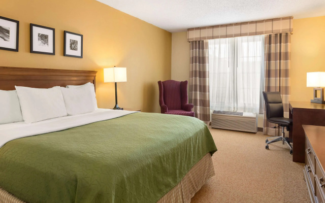 Country Inn & Suites by Radisson, Salina, KS